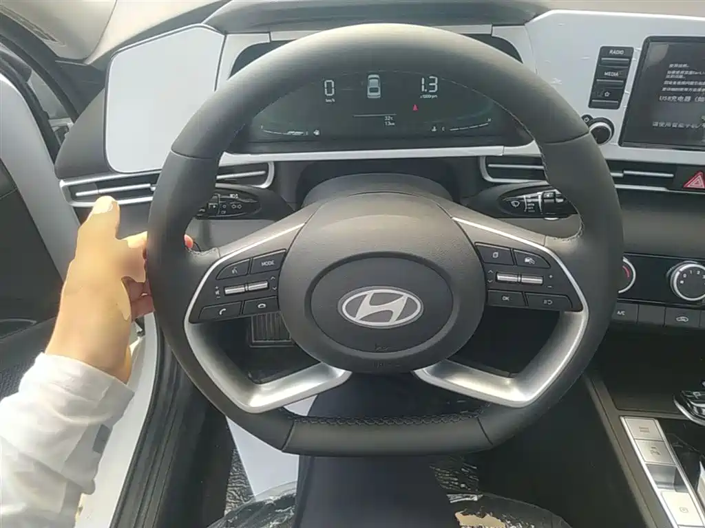 Hyundai Elantra 2023 1.5L CVT GLX Elite Edition фото 11
