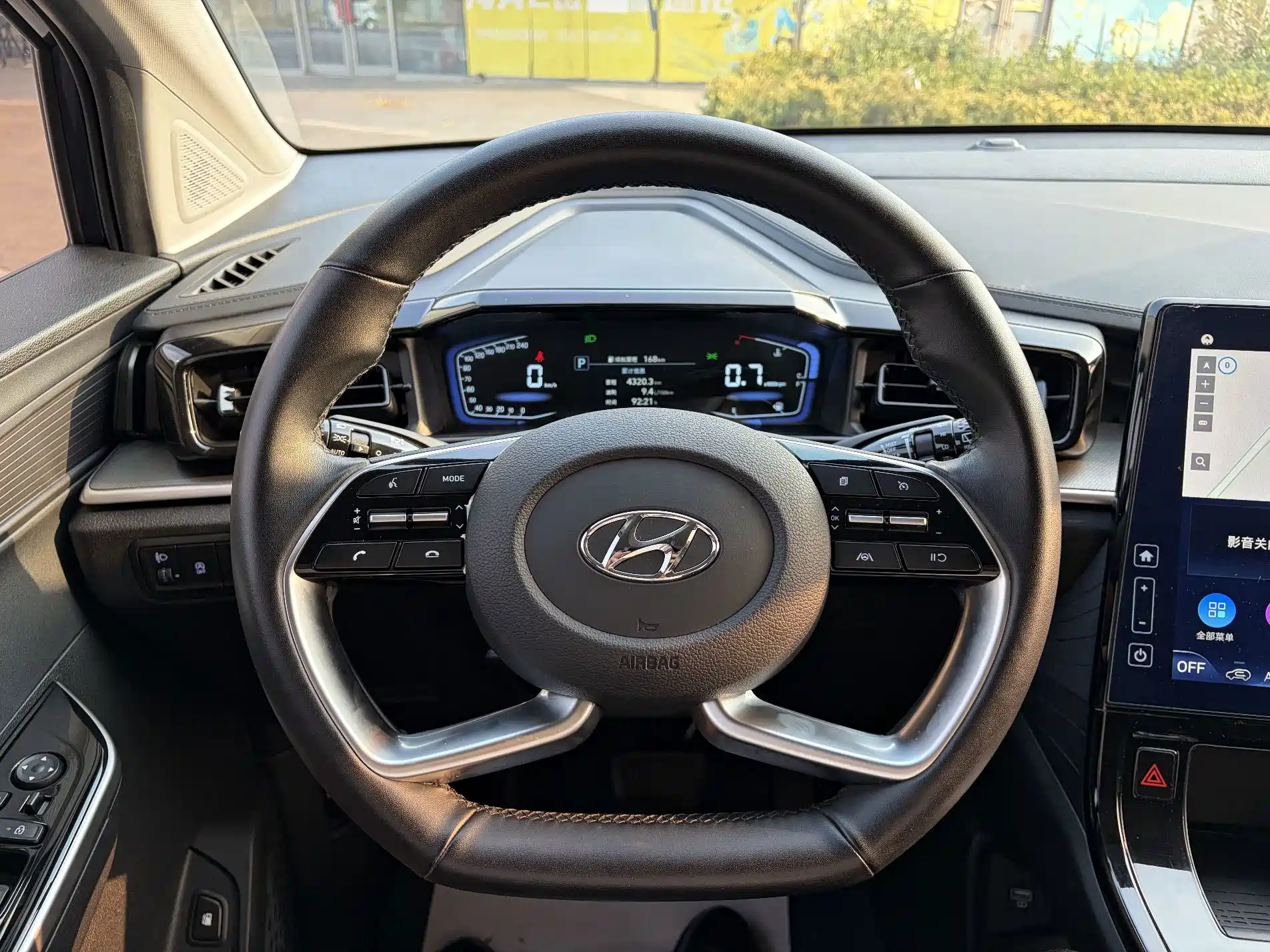Photo 8 - Hyundai Custo