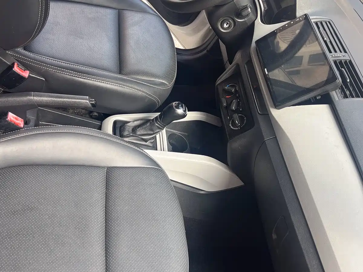 Škoda Fabia 2015 1.4L Automatic Pioneer Edition фото 9