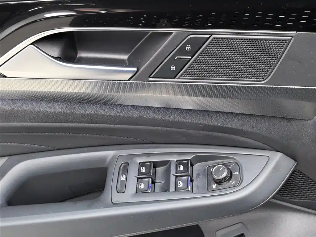 Volkswagen Passat 2024 380TSI Luxury фото 9