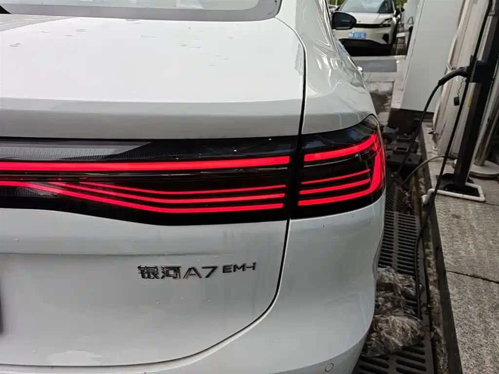 Geely Galaxy Galaxy A7 2025 EM-i 150km Long Voyage Edition фото 24