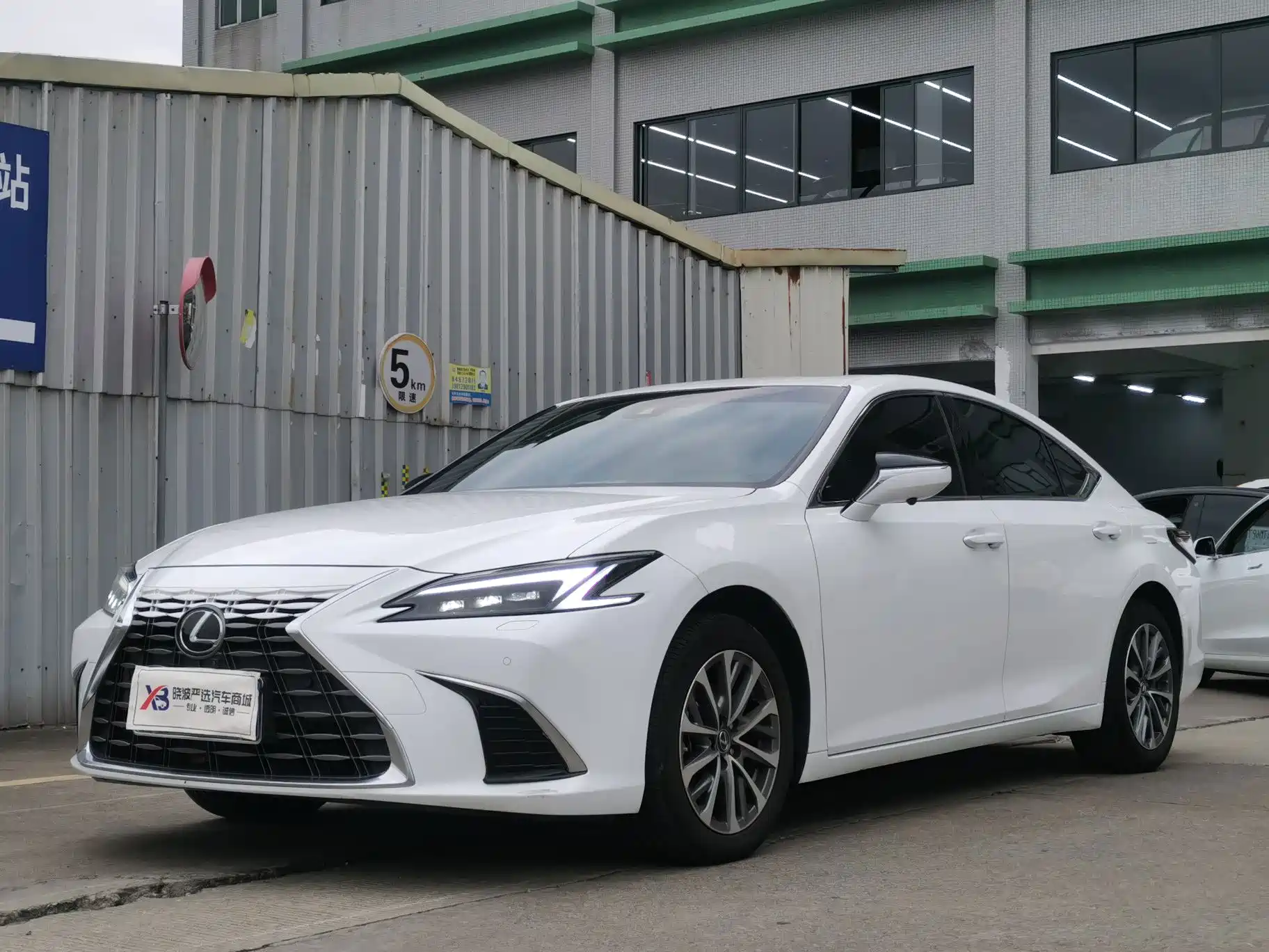 Photo 1 - Lexus ES
