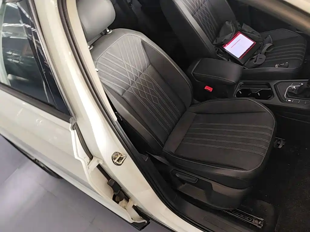 Photo 25 - Volkswagen Tiguan L