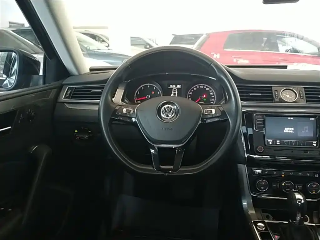 Volkswagen Passat 2017 330TSI DSG Prestige фото 11