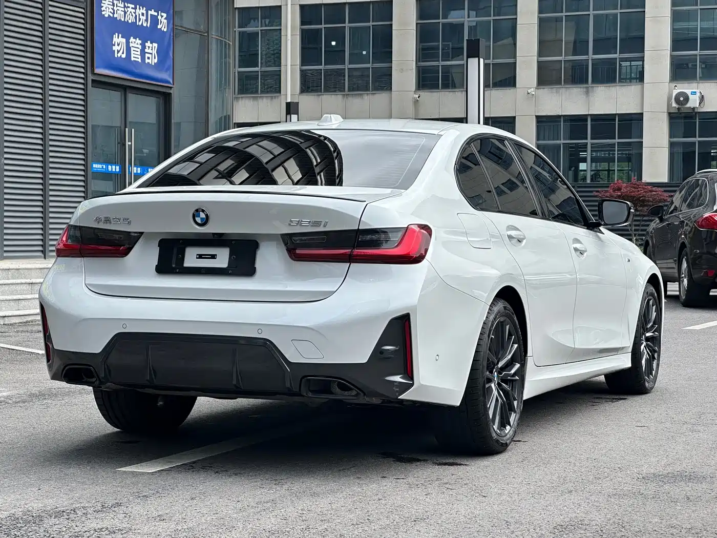 BMW 3 Series 2024 325i M Sport Shadowline Package фото 6
