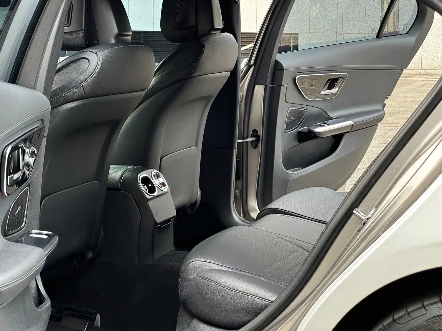 صورة 3 - Mercedes-Benz C-Class