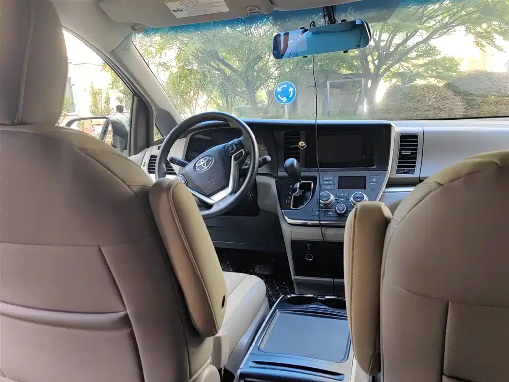 Toyota Sienna 2015 3.5L 2WD LE фото 5
