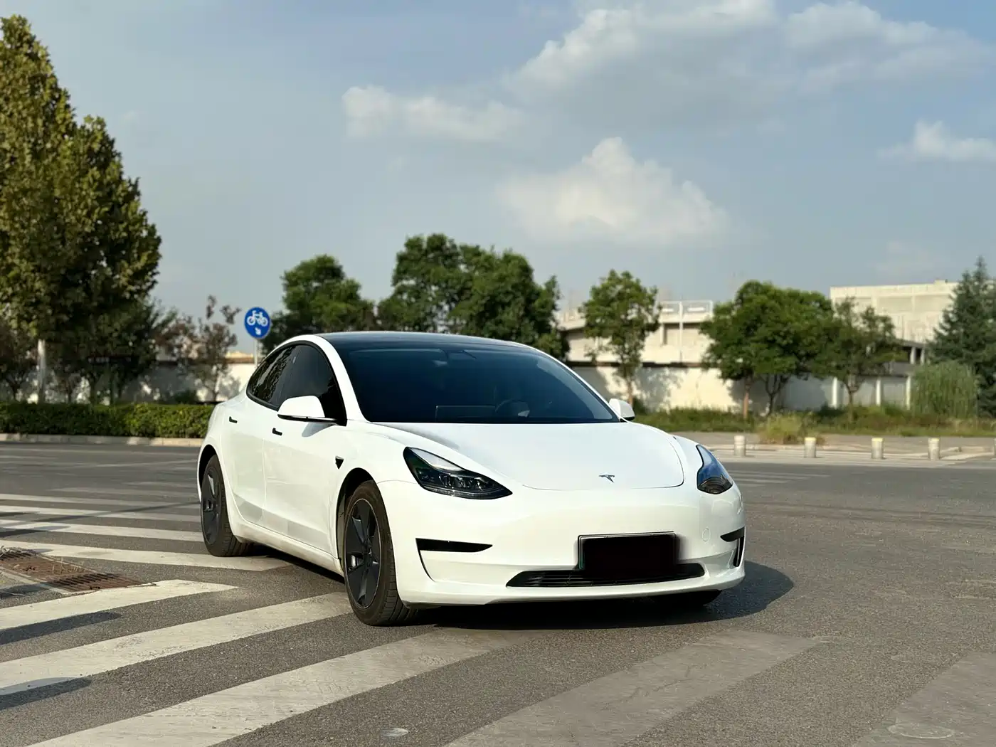 TESLA MODEL 3