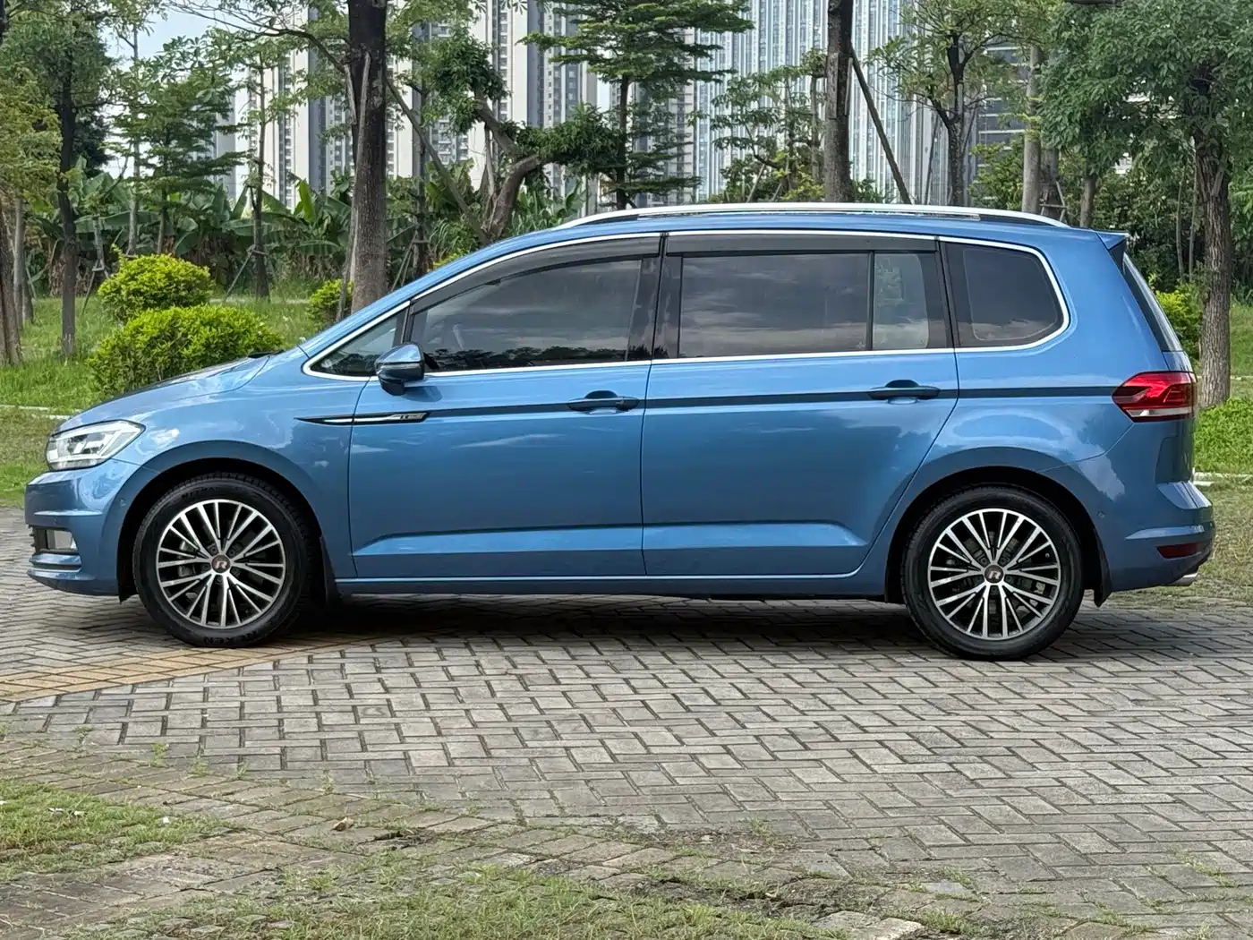 Photo 4 - Volkswagen Touran