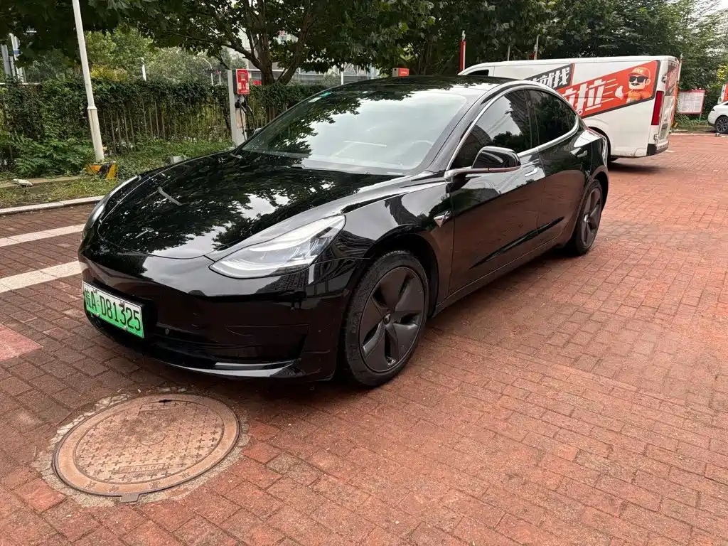Фото 1 - Tesla Model 3