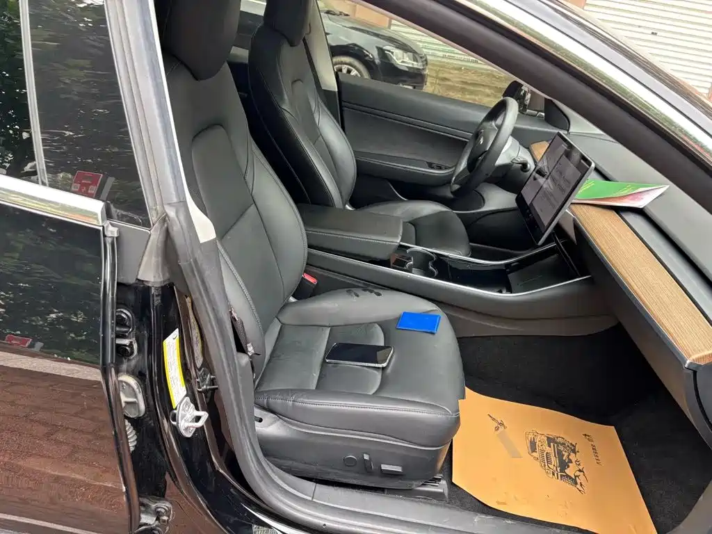 Фото 4 - Tesla Model 3