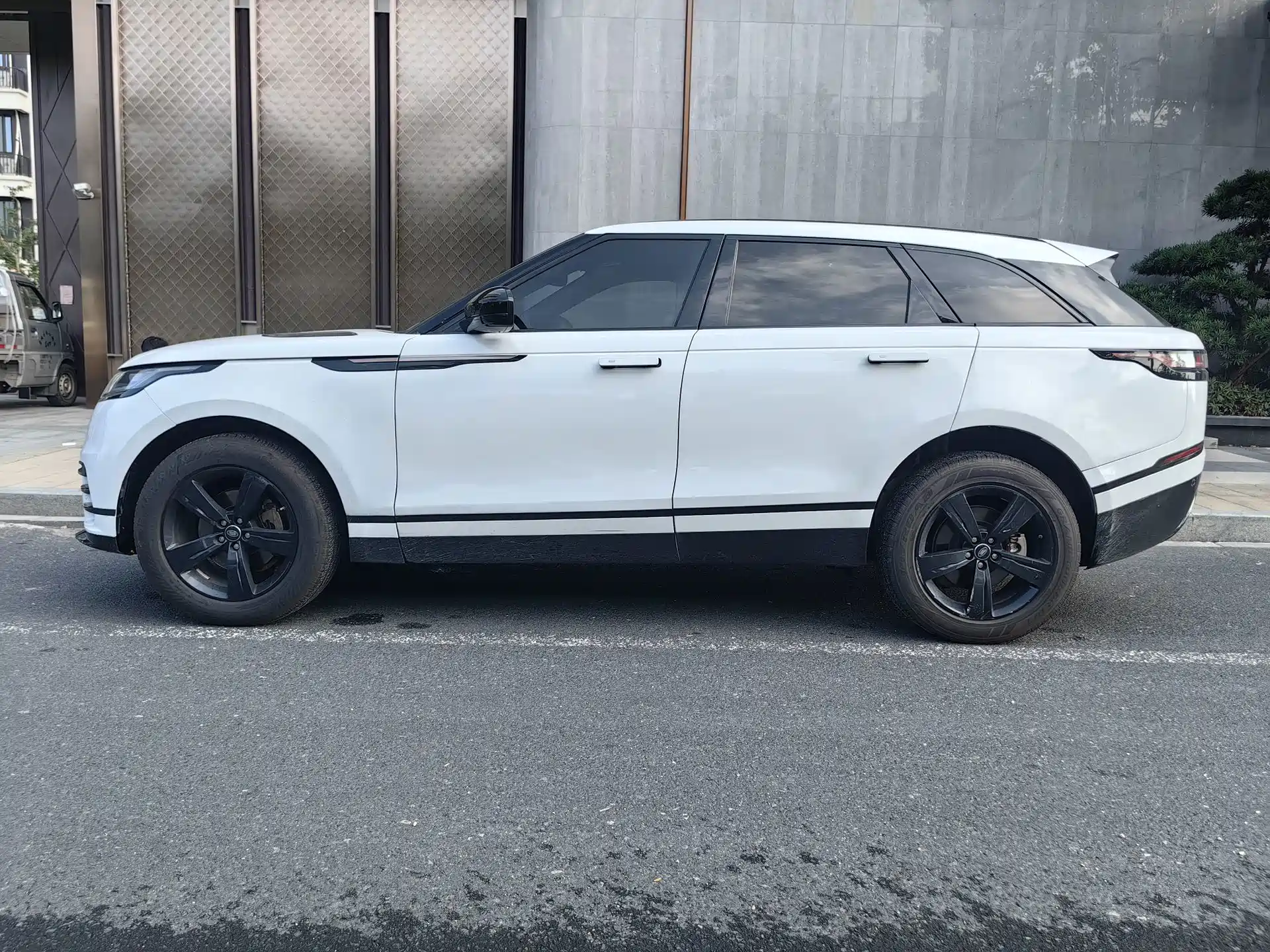 Фото 8 - Land Rover Range Rover Velar