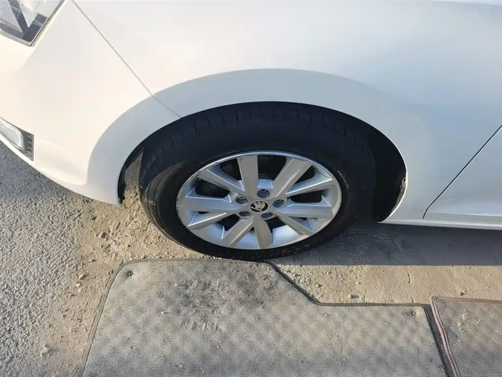 Škoda Rapid 2015 1.6L Automatic Smart Selection фото 23