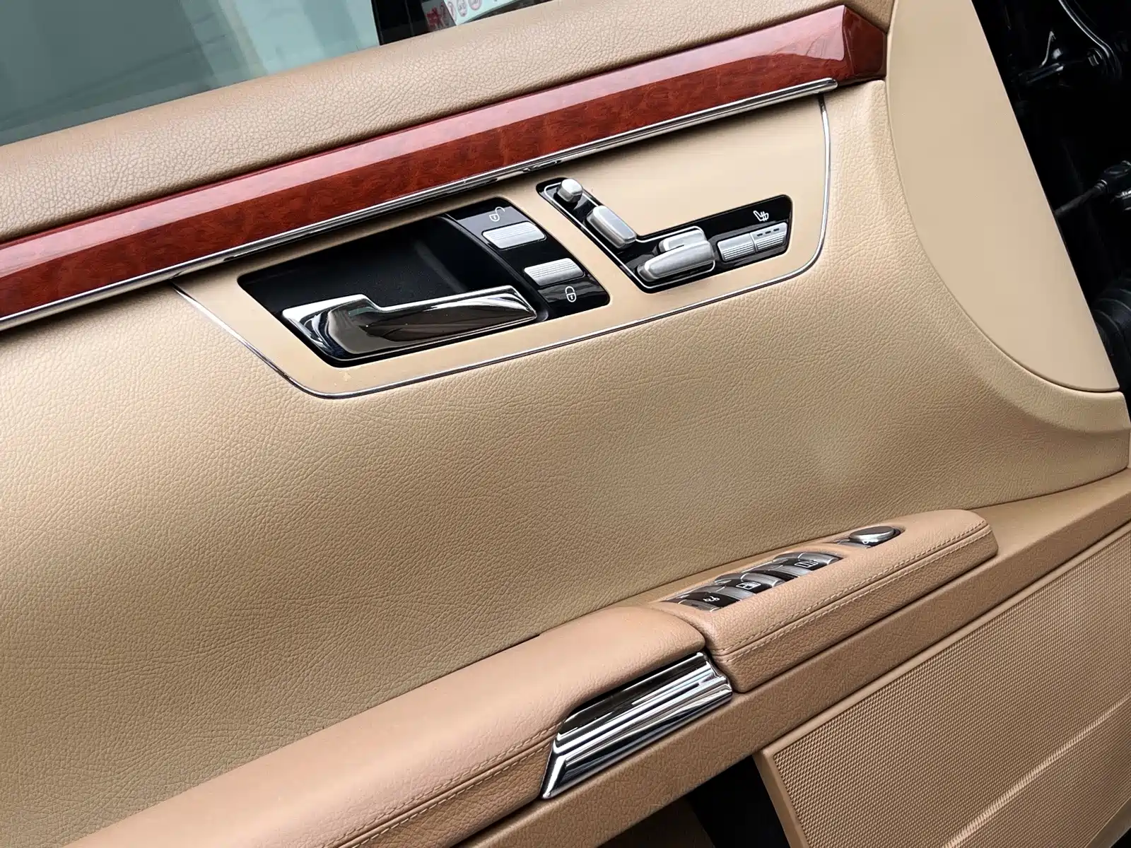 Photo 15 - Mercedes-Benz S-Class