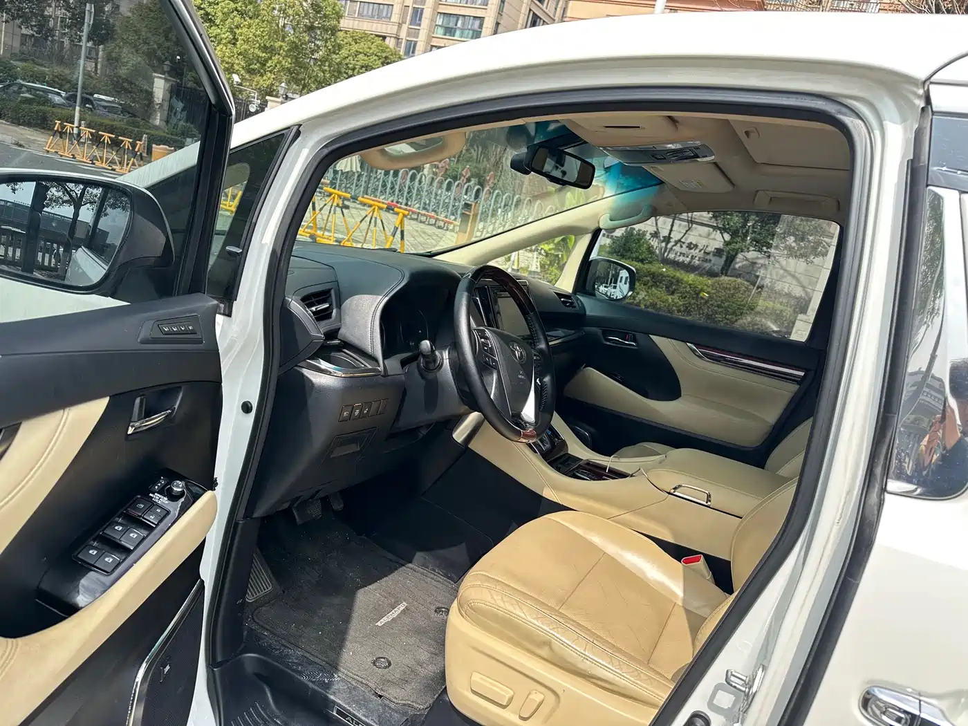 Toyota Alphard 2015 3.5L Premium Edition фото 4