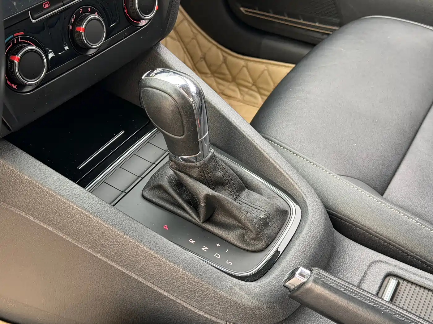 Volkswagen Sagitar 2015 230TSI Automatic Comfort фото 6