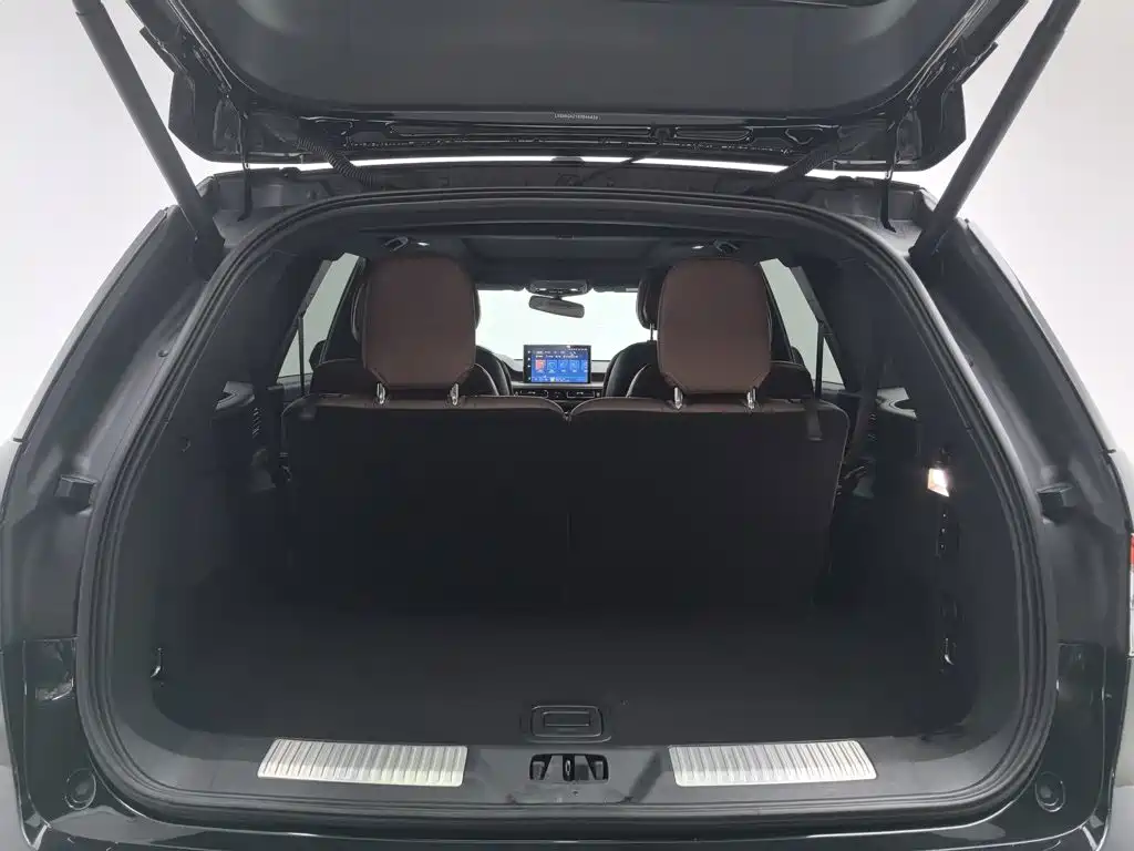 Photo 16 - Lincoln Aviator