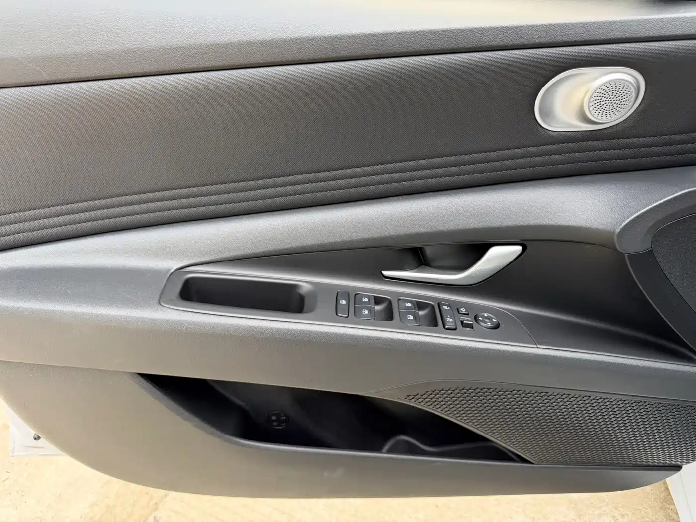Hyundai Elantra 2022 1.5L CVT LUX Premium Edition фото 9