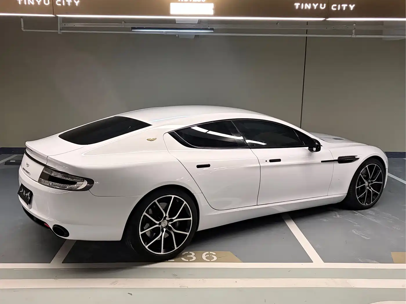 Aston Martin Rapide 2010 6.0L фото 7