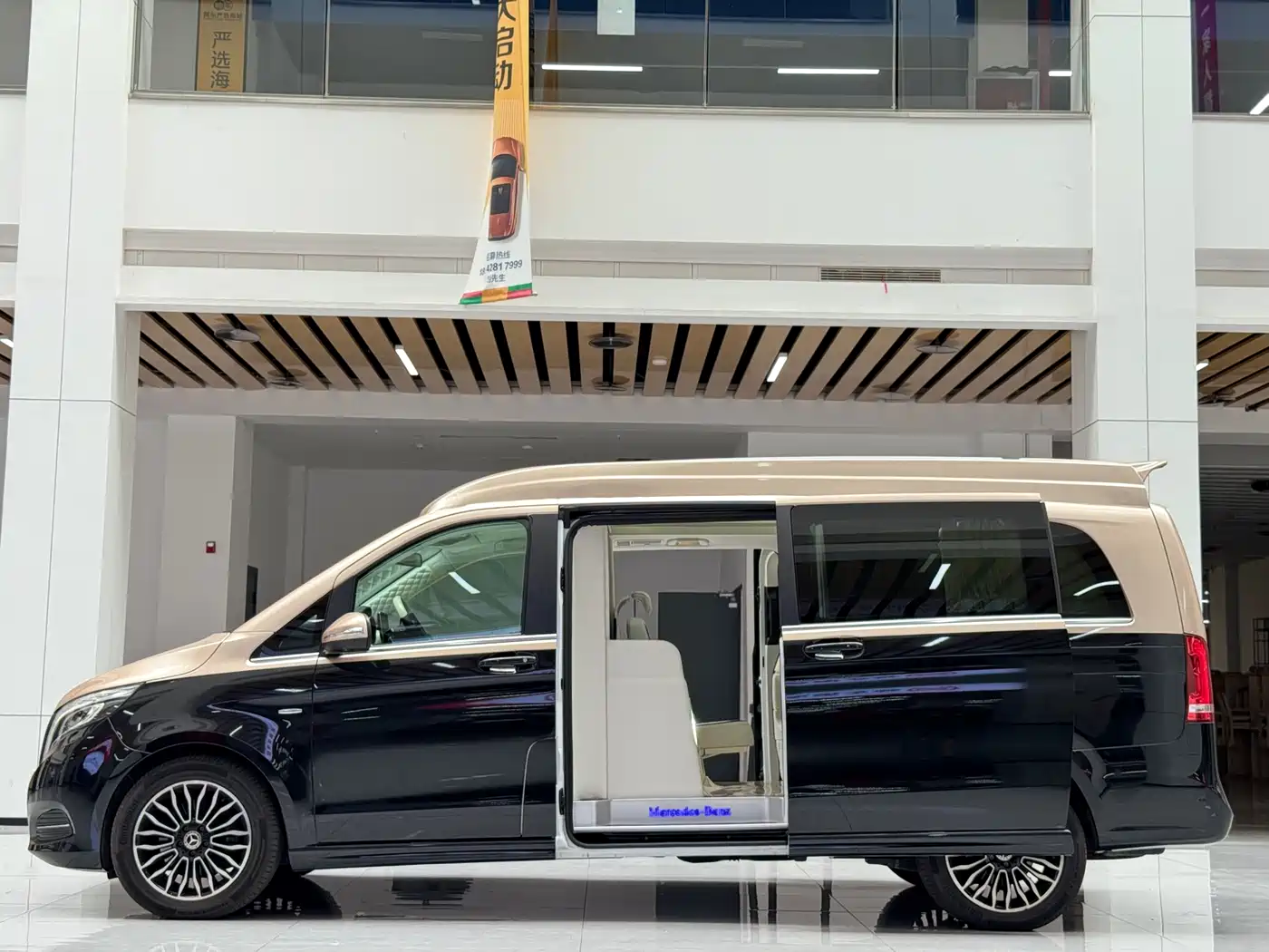 Mercedes-Benz V-Class 2018 V 260 L Premium Long Wheelbase Edition China VI фото 9