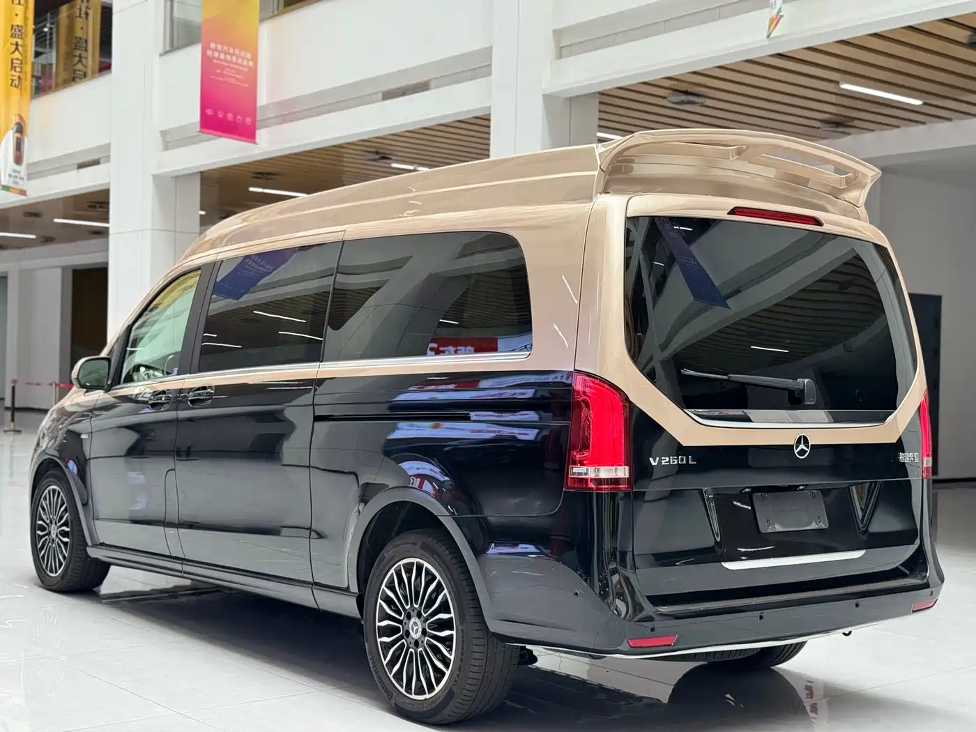 Mercedes-Benz V-Class 2018 V 260 L Premium Long Wheelbase Edition China VI фото 7