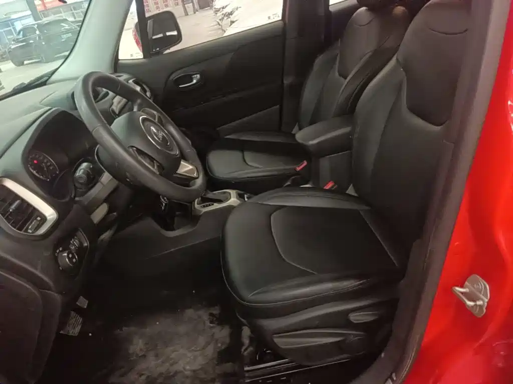 Photo 15 - Jeep Renegade