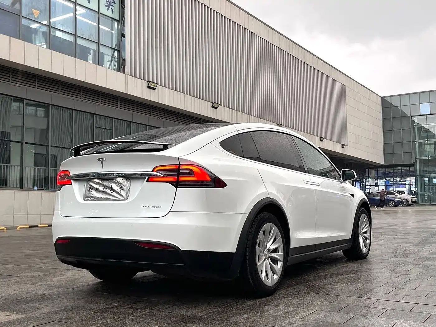 TESLA MODEL X