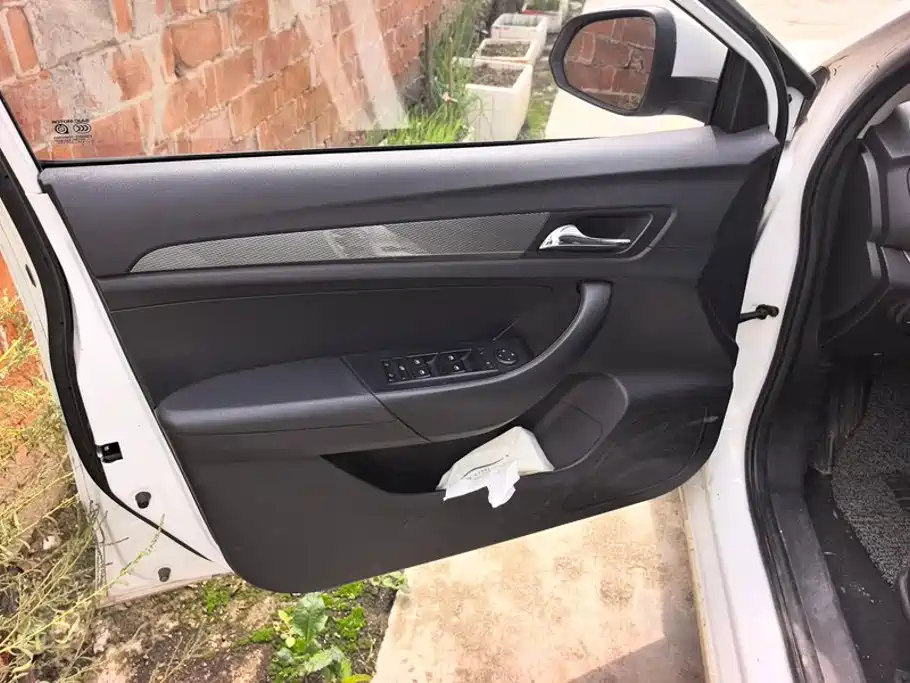 Фото 7 - Roewe 360