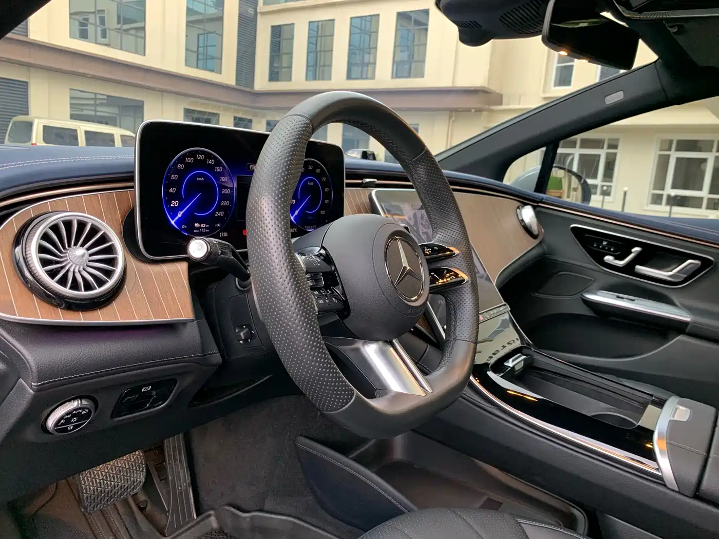 Mercedes-Benz EQE 2022 350 Pioneer Edition фото 18