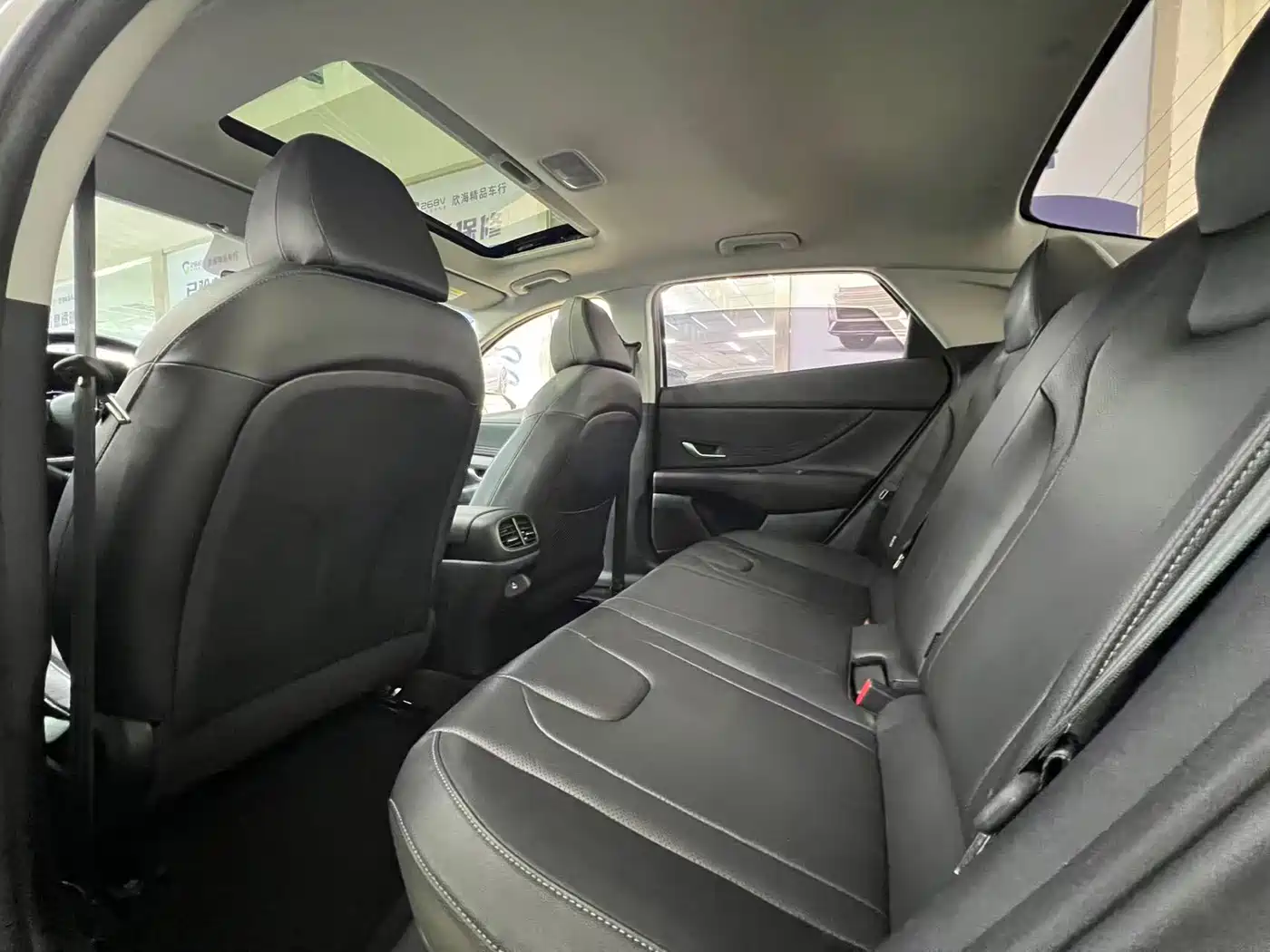 Hyundai Elantra 2022 1.5L CVT LUX Premium Edition фото 7