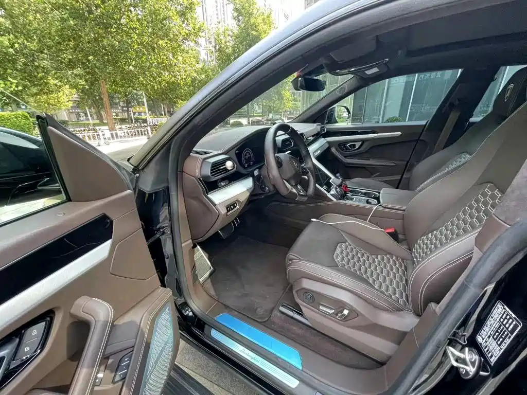 Photo 7 - Lamborghini Urus