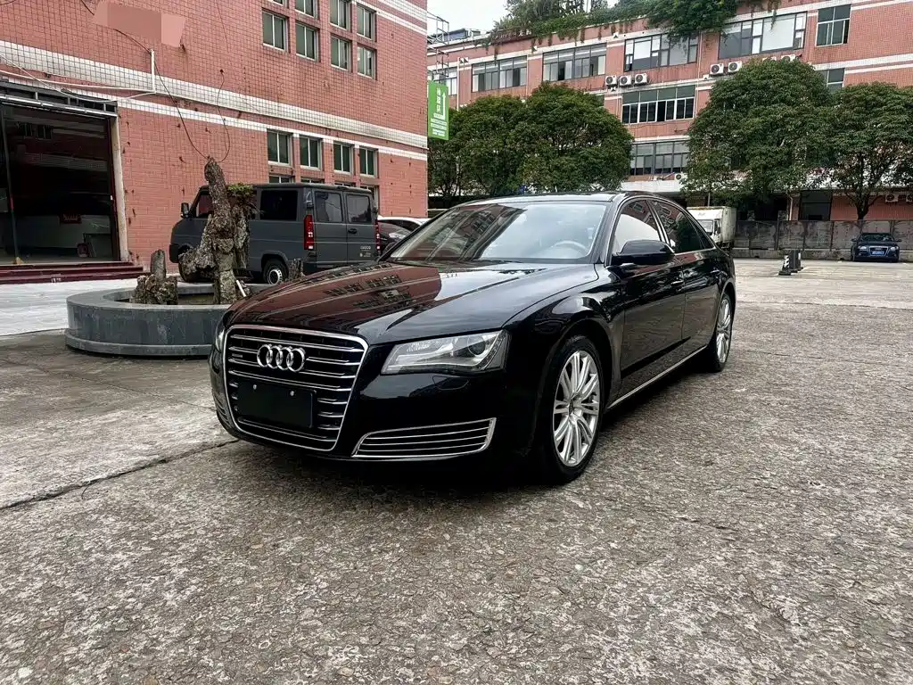 Фото 1 - Audi A8