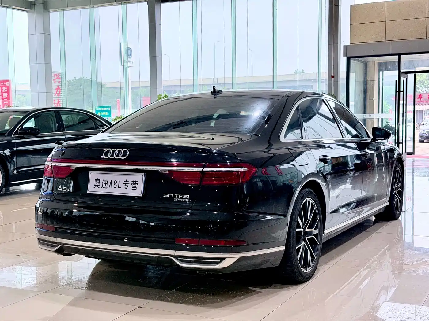 Фото 3 - Audi A8