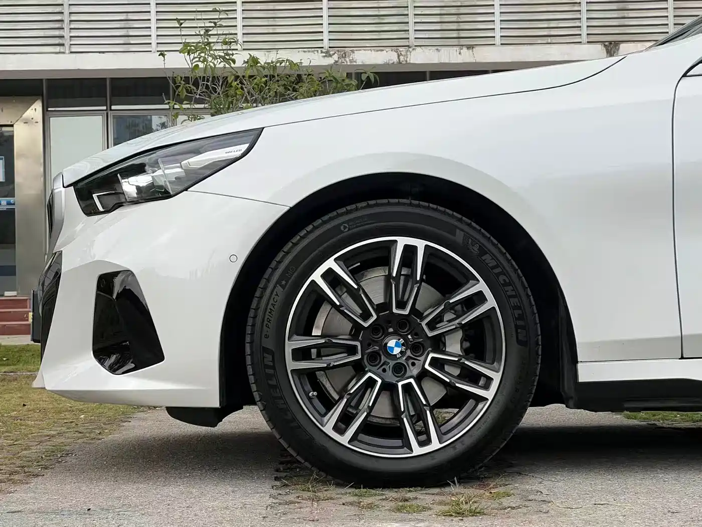 BMW 5 Series 2026 530Li Leading M Sport Package фото 24