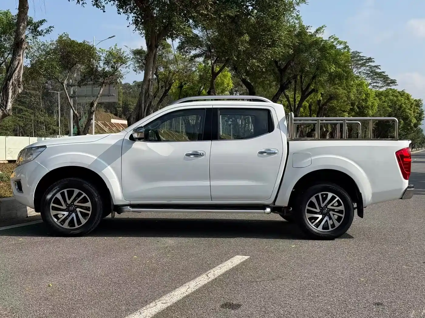 Nissan Navara 2021 2.5L Automatic 4WD Premium QR25 фото 7