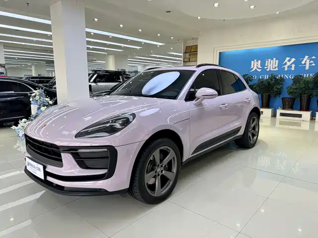 PORSCHE MACAN