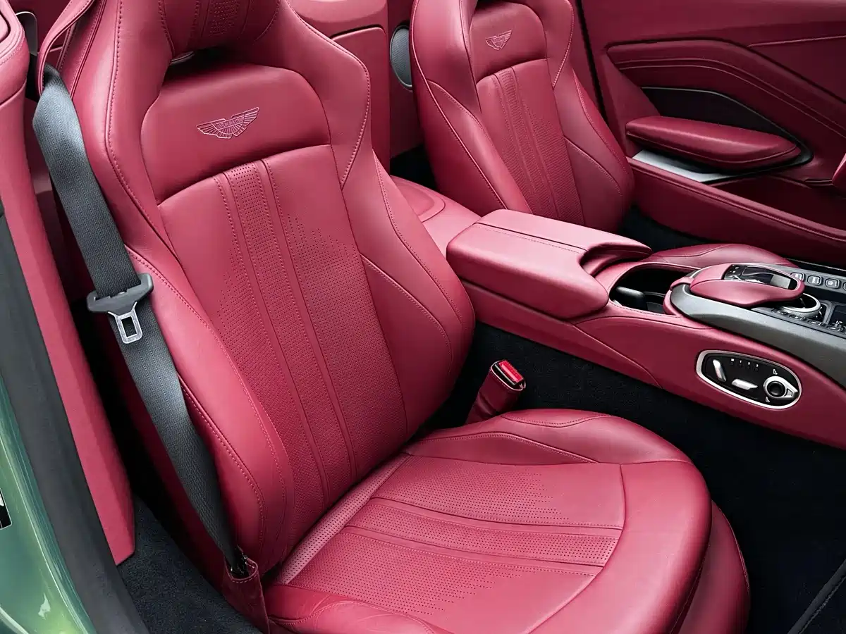 ASTON MARTIN V8 VANTAGE