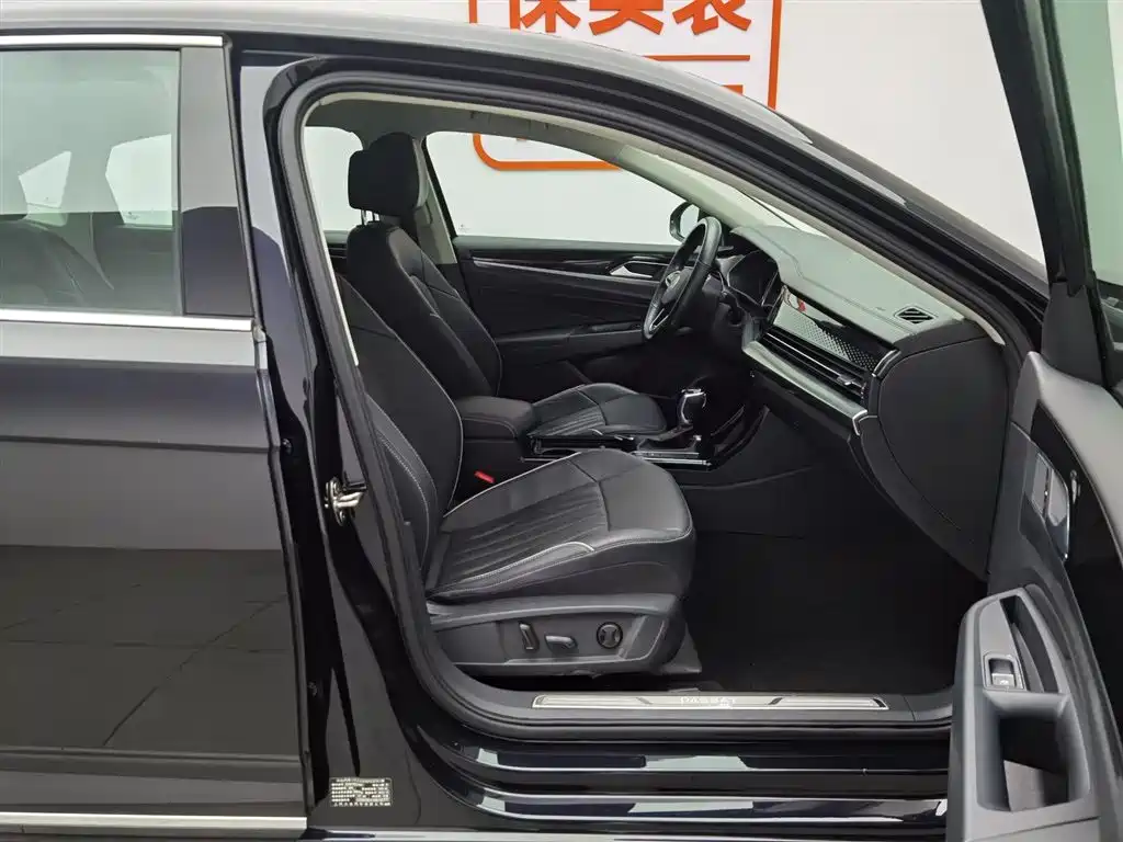 Volkswagen Passat 2022 330TSI Luxury Edition фото 23