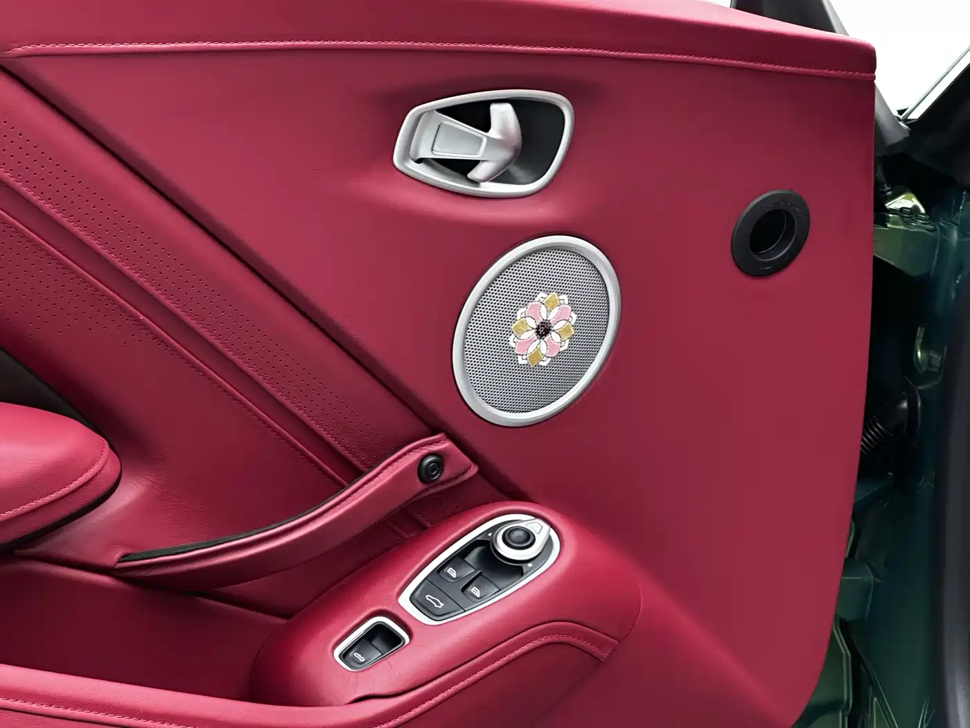 ASTON MARTIN V8 VANTAGE