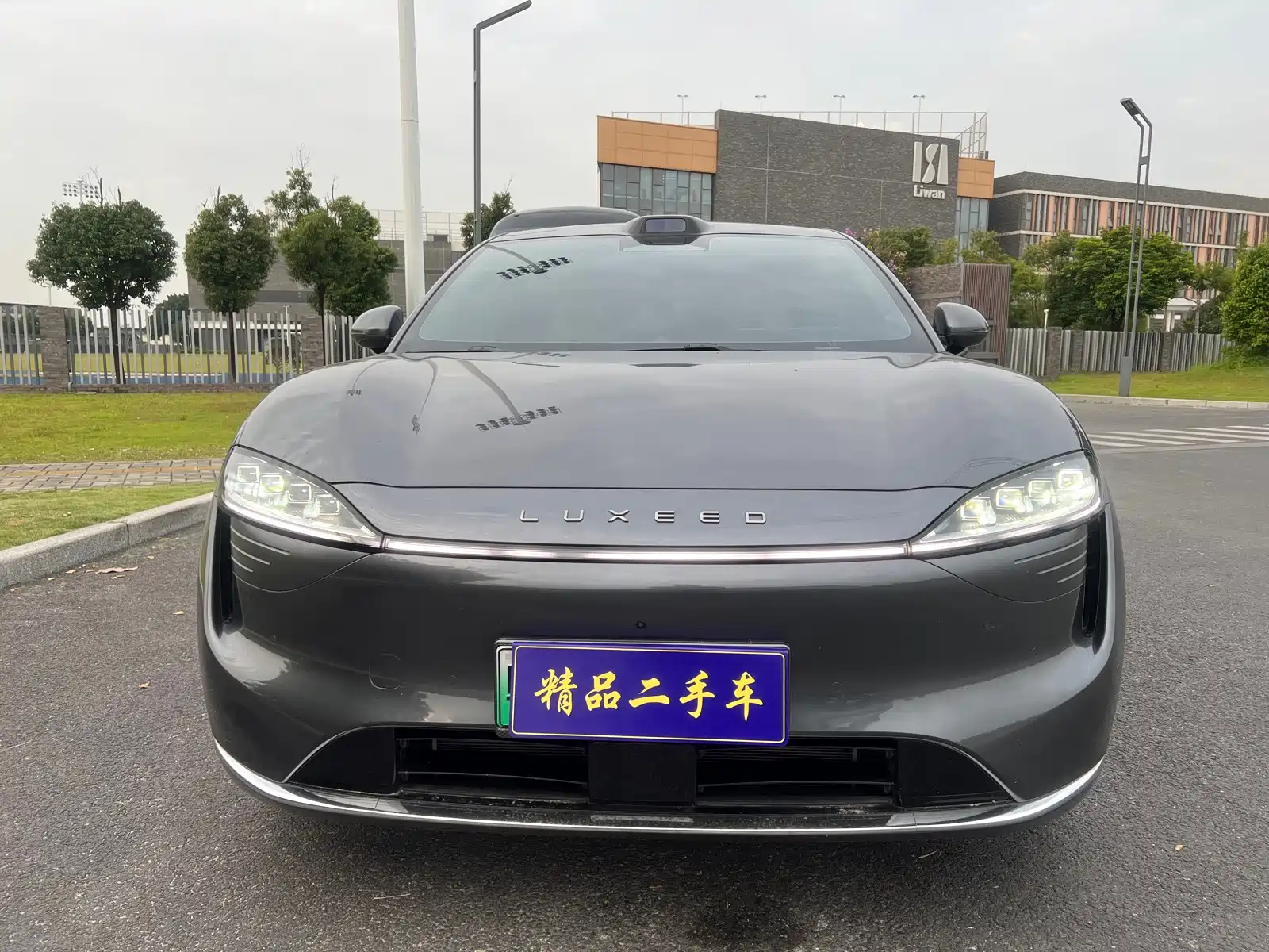 Photo 2 - Zhijie Luxeed R7