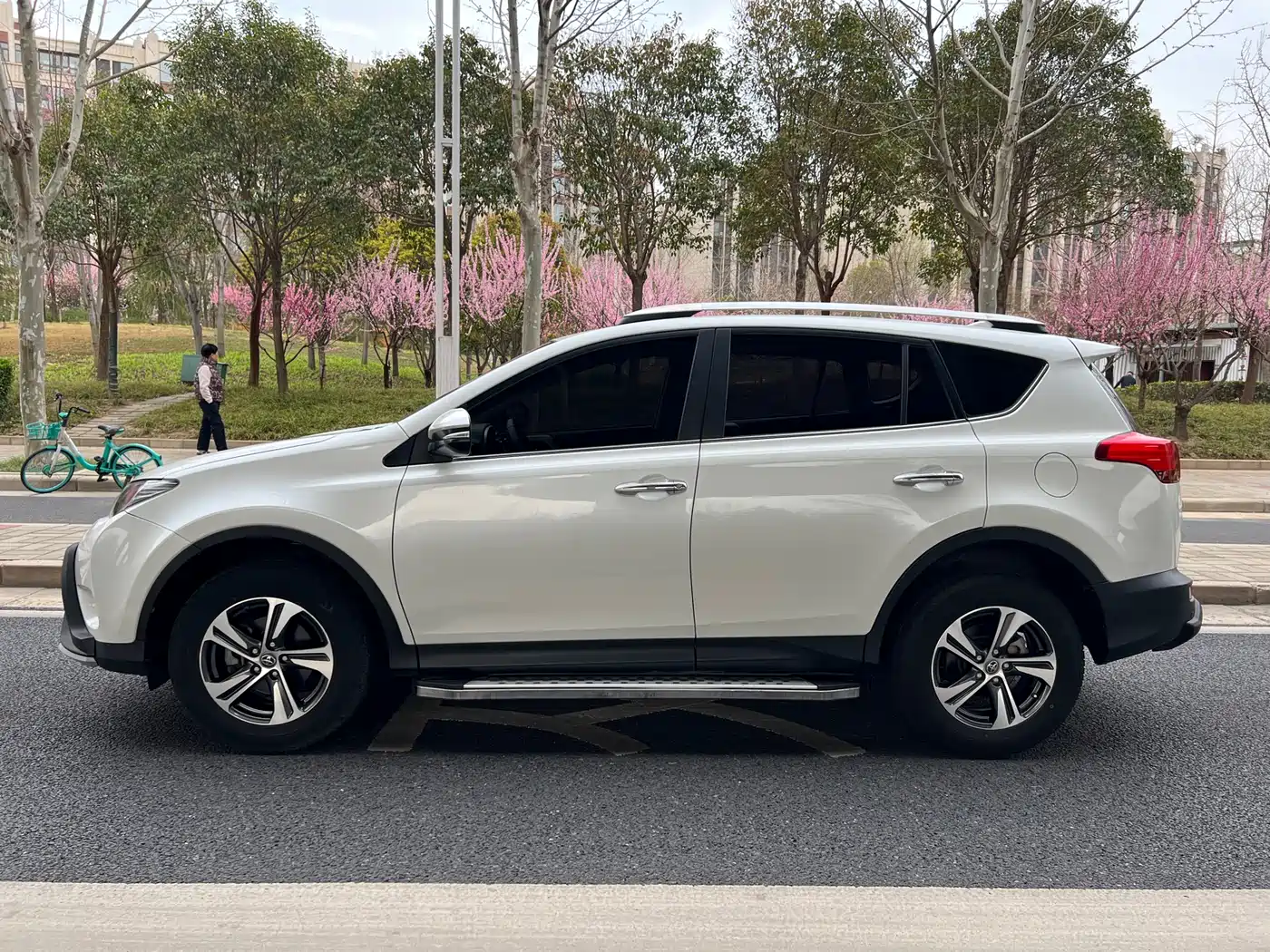 Toyota RAV4 Rongfang 2015 2.0L CVT 4WD Pioneer Edition фото 30