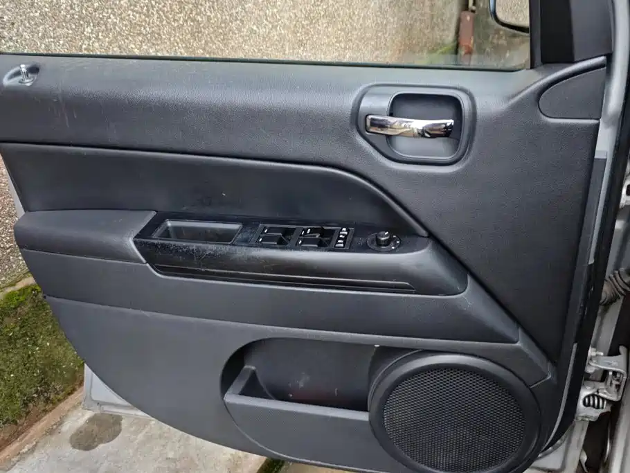 Jeep Compass (Import) 2011 2011 2.4L 4WD Sport Edition