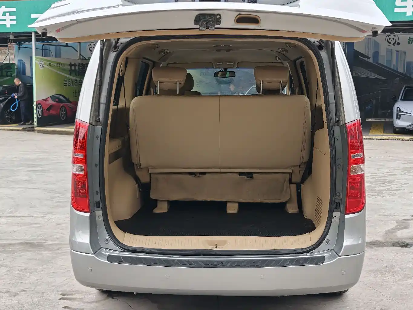 Hyundai H-1 Grand Starex 2011 2.4L Luxury Edition фото 10
