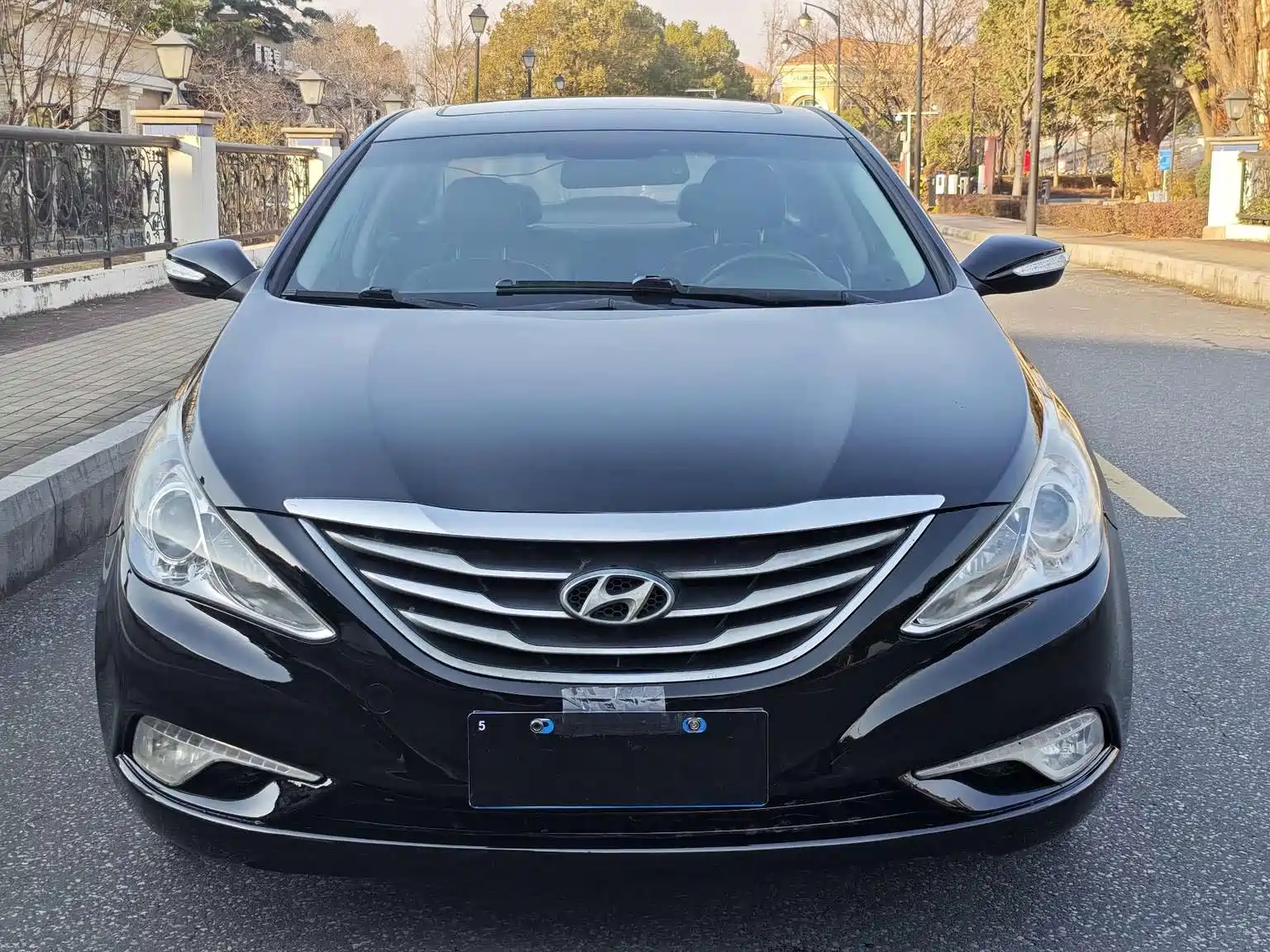 Photo 2 - Hyundai Sonata