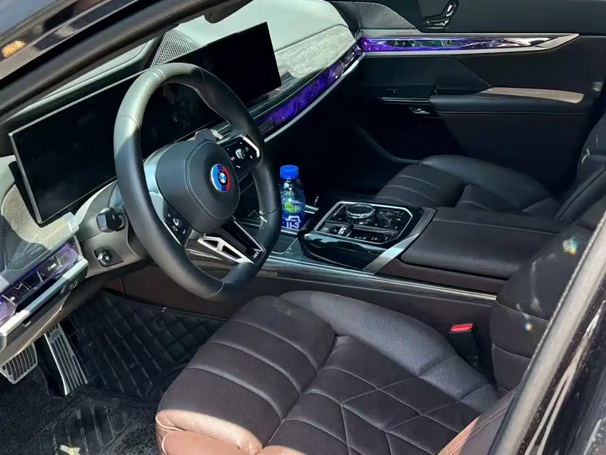 صورة 8 - BMW 7 Series