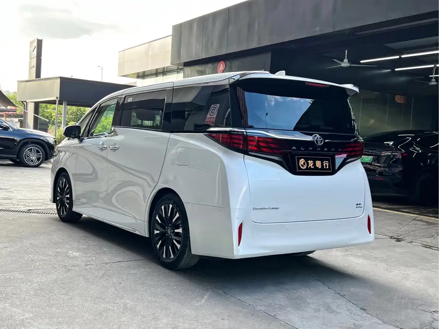 Toyota Alphard 2024 Hybrid 2.5L Ultimate Enjoyment Edition фото 4