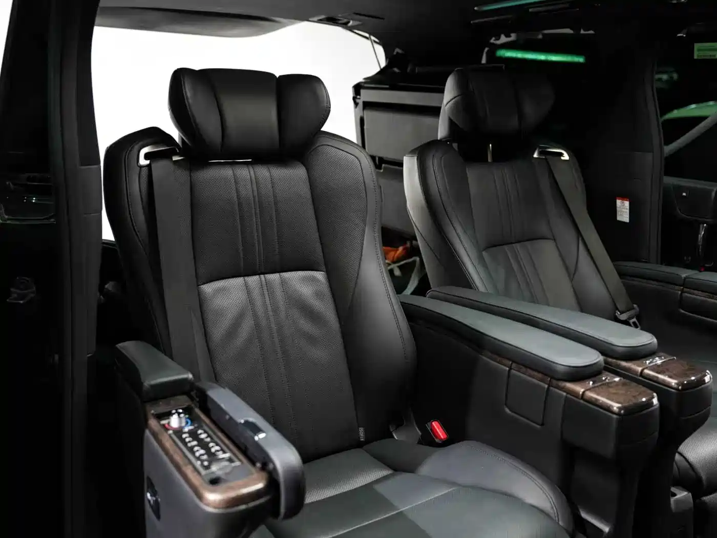 Toyota Alphard 2021 Hybrid 2.5L Ultimate фото 24