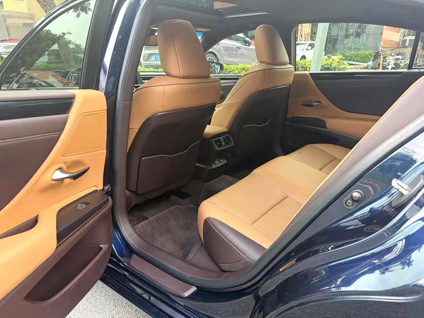 Фото 9 - Lexus ES