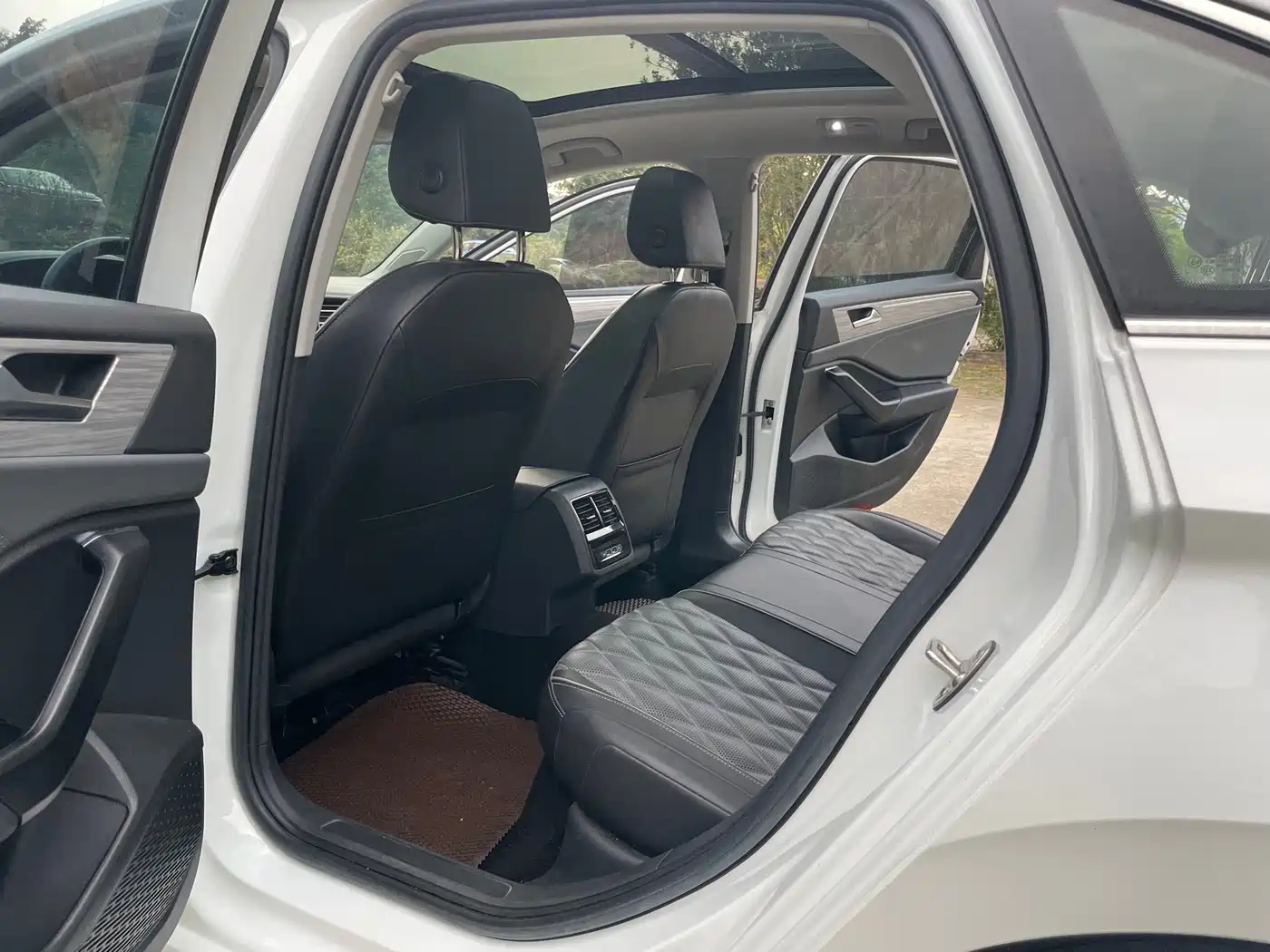 Volkswagen Sagitar 2023 Model Year 200TSI DSG Surpass Edition фото 17