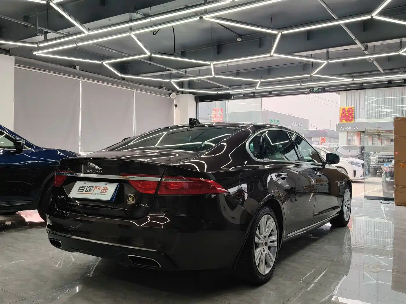 Photo 4 - Jaguar XFL